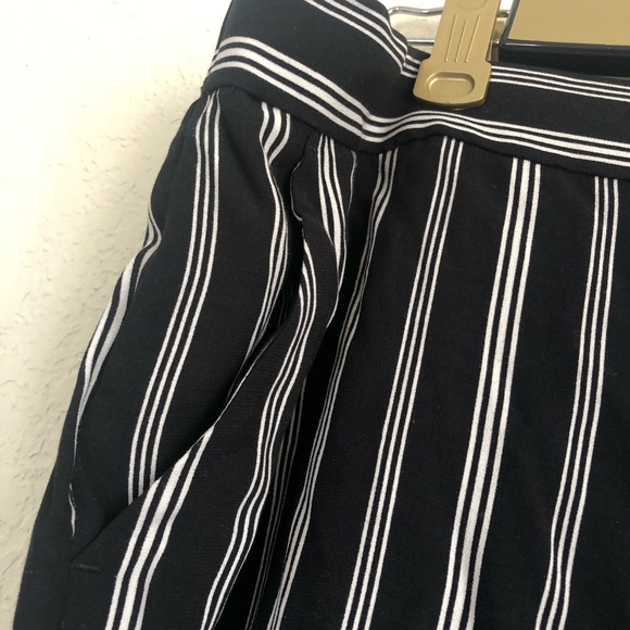 NWOT LOFT Plus Wide Leg B&W Pinstripe Trousers 🖤 - Picture 5 of 12